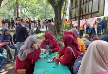 Sejumlah Mahasiswa yang Demo di DPRD Sultra Terpaksa Batalkan Puasa Sejumlah Mahasiswa yang Demo di DPRD Sultra Terpaksa Batalkan Puasa