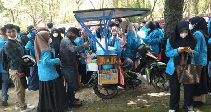 Sejumlah Mahasiswa yang Demo di DPRD Sultra Terpaksa Batalkan Puasa