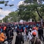 Polisi Bubarkan Aksi 11 April di Kendari Pakai Gas Air Mata Polisi Bubarkan Aksi 11 April di Kendari Pakai Gas Air Mata