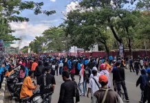 Polisi Bubarkan Aksi 11 April di Kendari Pakai Gas Air Mata Polisi Bubarkan Aksi 11 April di Kendari Pakai Gas Air Mata