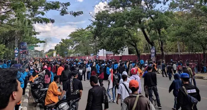 Polisi Bubarkan Aksi 11 April di Kendari Pakai Gas Air Mata