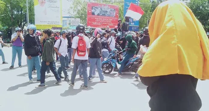 Demo 11 April di Kendari: Aksi Siswa SMK hingga Poster Meme Unik