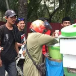 Tetap Berjualan Saat Demo Mahasiswa, Pedagang Es Krim dan Cendol Laris Manis Tetap Berjualan Saat Demo Mahasiswa, Pedagang Es Krim dan Cendol Laris Manis