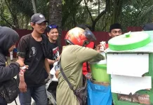 Tetap Berjualan Saat Demo Mahasiswa, Pedagang Es Krim dan Cendol Laris Manis Tetap Berjualan Saat Demo Mahasiswa, Pedagang Es Krim dan Cendol Laris Manis