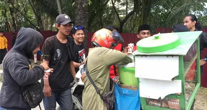 Tetap Berjualan Saat Demo Mahasiswa, Pedagang Es Krim dan Cendol Laris Manis