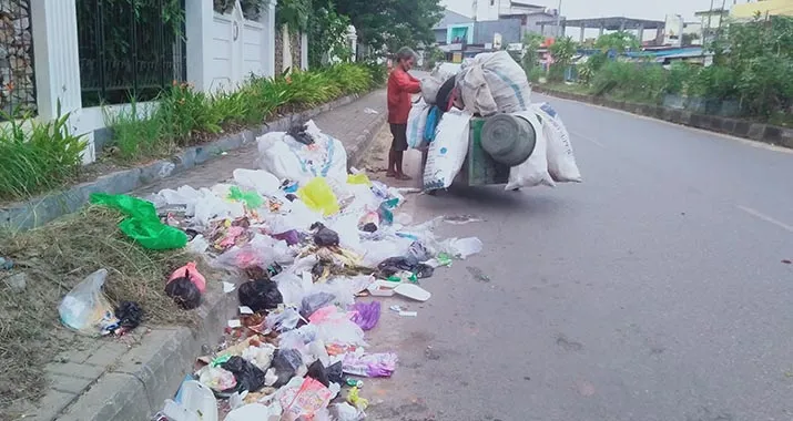Kisah Pemulung Kendari Bertahun-tahun Cari Rezeki di Tumpukan Sampah