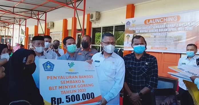 Pemkot Kendari Resmi Salurkan BLT Minyak Goreng