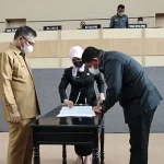 DPRD Kendari Setujui Raperda Pemberian Insentif dan Kemudahan Investasi Jadi Perda DPRD Kendari Setujui Raperda Pemberian Insentif dan Kemudahan Investasi Jadi Perda ZONASULTRA.COM,KENDARI - Tujuh fraksi di DPRD Kota Kendari menyetujui rancangan peraturan daerah (Raperda) pemberian insentif dan kemudahan investasi sebagai peraturan daerah (Perda). Penetapan raperda tersebut dilakukan dalam rapat paripurna di Gedung Paripurna DPRD Kota Kendari, Senin sore (4/3/2022). Persetujuan itu ditandai dengan penandatanganan berita acara oleh Wali Kota Kendari, Sulkarnain Kadir dan Ketua DPRD Kota Kendari, Subhan. Wali Kota Kendari Sulkarnain Kadir mengatakan, raperda tersebut dapat menarik penanaman modal dalam negeri dan luar negeri. "Setelah menjadi perda tentu ini akan dijadikan rujukan dalam memudahkan dan membuka ruang investasi di Kota Kendari," kata Sulkarnain dijumpai usai rapat paripurna. Mantan anggota DPRD Kota Kendari tersebut juga mengatakan, karena pembahasan raperda itu sudah rampung, pihaknya akan cepat proses ke Biro Hukum untuk bisa dapat registrasi di provinsi. Kebijakan tersebut diharapkan mampu meningkatkan progresivitas kinerja penanaman modal dan pelayanan terpadu satu pintu dalam hal memudahkan investor di berbagai bidang di Kota Kendari. Namun, kata Sulkarnain, dengan tetap memperhatikan asas kepastian hukum, transparansi, akuntabilitas, kesetaraan, kebersamaan, efisiensi, keadilan yang berkelanjutan dan berwawasan lingkungan. Di tempat yang sama, Ketua DPRD Kota Kendari Subhan mengharapkan penetapan raperda tersebut mempermudah dan memberikan ruang investasi di Kota Kendari dengan mekanisme yang tertuang di peraturan yang baru disepakati tersebut. (b) Hal: Parlemen Kontributor: Bima Lotunani Editor: Jumriati Ketgam : Wali Kota Kendari bersama Ketua DPRD Kota Kendari saat menandatangani berita acara