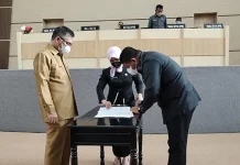 DPRD Kendari Setujui Raperda Pemberian Insentif dan Kemudahan Investasi Jadi Perda DPRD Kendari Setujui Raperda Pemberian Insentif dan Kemudahan Investasi Jadi Perda ZONASULTRA.COM,KENDARI - Tujuh fraksi di DPRD Kota Kendari menyetujui rancangan peraturan daerah (Raperda) pemberian insentif dan kemudahan investasi sebagai peraturan daerah (Perda). Penetapan raperda tersebut dilakukan dalam rapat paripurna di Gedung Paripurna DPRD Kota Kendari, Senin sore (4/3/2022). Persetujuan itu ditandai dengan penandatanganan berita acara oleh Wali Kota Kendari, Sulkarnain Kadir dan Ketua DPRD Kota Kendari, Subhan. Wali Kota Kendari Sulkarnain Kadir mengatakan, raperda tersebut dapat menarik penanaman modal dalam negeri dan luar negeri. "Setelah menjadi perda tentu ini akan dijadikan rujukan dalam memudahkan dan membuka ruang investasi di Kota Kendari," kata Sulkarnain dijumpai usai rapat paripurna. Mantan anggota DPRD Kota Kendari tersebut juga mengatakan, karena pembahasan raperda itu sudah rampung, pihaknya akan cepat proses ke Biro Hukum untuk bisa dapat registrasi di provinsi. Kebijakan tersebut diharapkan mampu meningkatkan progresivitas kinerja penanaman modal dan pelayanan terpadu satu pintu dalam hal memudahkan investor di berbagai bidang di Kota Kendari. Namun, kata Sulkarnain, dengan tetap memperhatikan asas kepastian hukum, transparansi, akuntabilitas, kesetaraan, kebersamaan, efisiensi, keadilan yang berkelanjutan dan berwawasan lingkungan. Di tempat yang sama, Ketua DPRD Kota Kendari Subhan mengharapkan penetapan raperda tersebut mempermudah dan memberikan ruang investasi di Kota Kendari dengan mekanisme yang tertuang di peraturan yang baru disepakati tersebut. (b) Hal: Parlemen Kontributor: Bima Lotunani Editor: Jumriati Ketgam : Wali Kota Kendari bersama Ketua DPRD Kota Kendari saat menandatangani berita acara