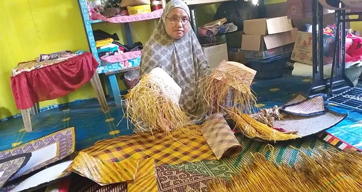 Asnawati memproduksi songkok, tikar adat