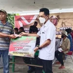 Bupati Wakatobi Bareng TNI Salurkan Bantuan Tunai di Pulau Binongko Bupati Wakatobi Bareng TNI Salurkan Bantuan Tunai di Pulau Binongko