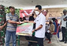 Bupati Wakatobi Bareng TNI Salurkan Bantuan Tunai di Pulau Binongko Bupati Wakatobi Bareng TNI Salurkan Bantuan Tunai di Pulau Binongko