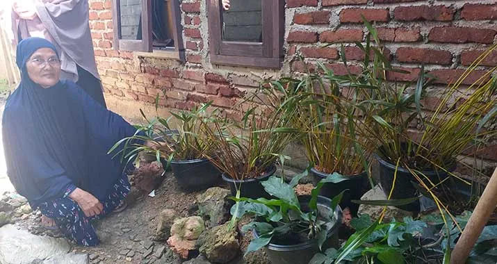 Asnawati memproduksi songkok, tikar adat