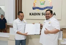 Serahkan Dua SK Pengurus Kadin, Anton Timbang Tegaskan Soal Koordinasi Serahkan Dua SK Pengurus Kadin, Anton Timbang Tegaskan Soal Koordinasi