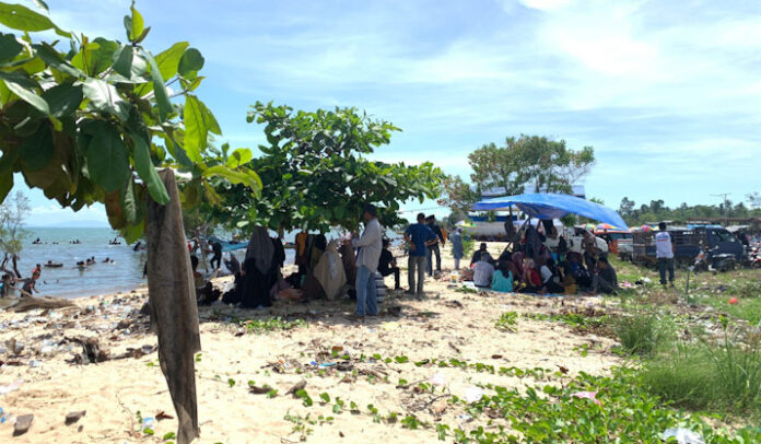 Libur Lebaran, Masyarakat Padati Pantai Pajala Mubar