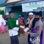 Panitia Salat Ied di Desa Mekar Jaya Mubar Bagikan 1.500 Masker Panitia Salat Ied di Desa Mekar Jaya Mubar Bagikan 1.500 Masker