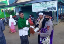 Panitia Salat Ied di Desa Mekar Jaya Mubar Bagikan 1.500 Masker Panitia Salat Ied di Desa Mekar Jaya Mubar Bagikan 1.500 Masker