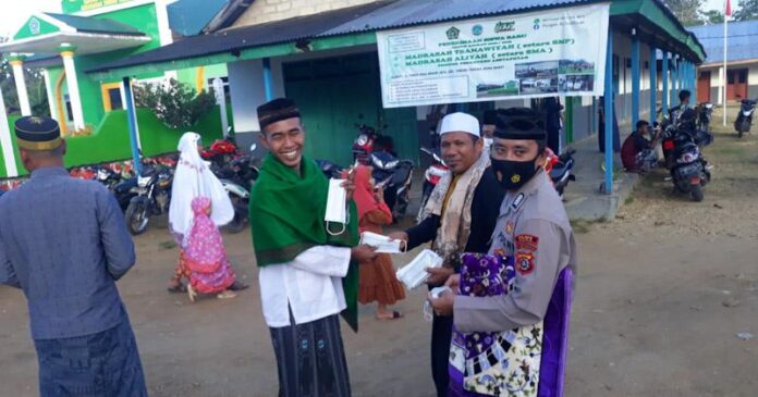 Panitia Salat Ied di Desa Mekar Jaya Mubar Bagikan 1.500 Masker