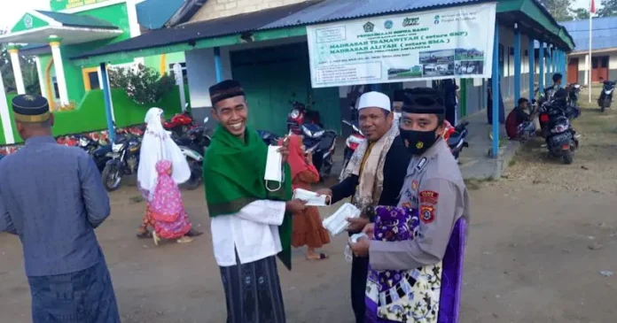 PSX_211 Panitia Salat Ied di Desa Mekar Jaya Mubar Bagikan 1.500 Masker