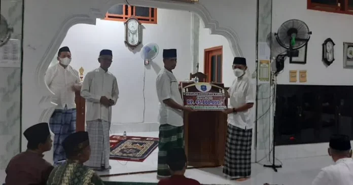 Bupati Wakatobi Serahkan Bantuan Masjid di Kelurahan Wanci