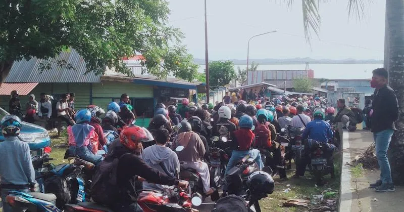 Antrean di Pelabuhan Feri Tampo Mengular, Sebagian Pengendara Pilih Naik Katinting