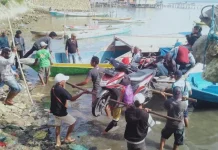 Antrean di Pelabuhan Feri Tampo Mengular, Sebagian Pengendara Pilih Naik Katinting Antrean di Pelabuhan Feri Tampo Mengular, Sebagian Pengendara Pilih Naik Katinting