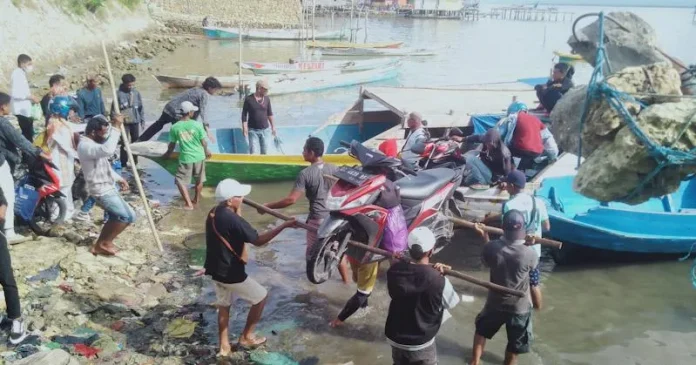 Antrean di Pelabuhan Feri Tampo Mengular, Sebagian Pengendara Pilih Naik Katinting Antrean di Pelabuhan Feri Tampo Mengular, Sebagian Pengendara Pilih Naik Katinting