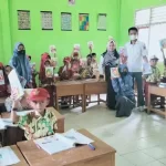 Peringati Hardiknas, OSIS SMAN 1 Tiworo Tengah Berbagi Buku Tulis kepada Siswa SD Peringati Hardiknas, OSIS SMAN 1 Tiworo Tengah Berbagi Buku Tulis kepada Siswa SD