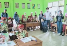 Peringati Hardiknas, OSIS SMAN 1 Tiworo Tengah Berbagi Buku Tulis kepada Siswa SD Peringati Hardiknas, OSIS SMAN 1 Tiworo Tengah Berbagi Buku Tulis kepada Siswa SD