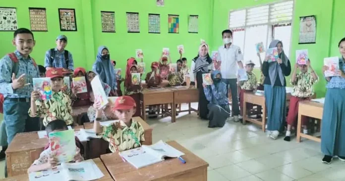 Peringati Hardiknas, OSIS SMAN 1 Tiworo Tengah Berbagi Buku Tulis kepada Siswa SD