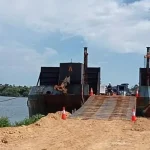 Aktivitas Bongkar Muat Tongkang SLM 90 di Kabaena Utara Diduga Tanpa Izin Aktivitas Bongkar Muat Tongkang SLM 90 di Kabaena Utara Diduga Tanpa Izin