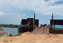 Aktivitas Bongkar Muat Tongkang SLM 90 di Kabaena Utara Diduga Tanpa Izin Aktivitas Bongkar Muat Tongkang SLM 90 di Kabaena Utara Diduga Tanpa Izin