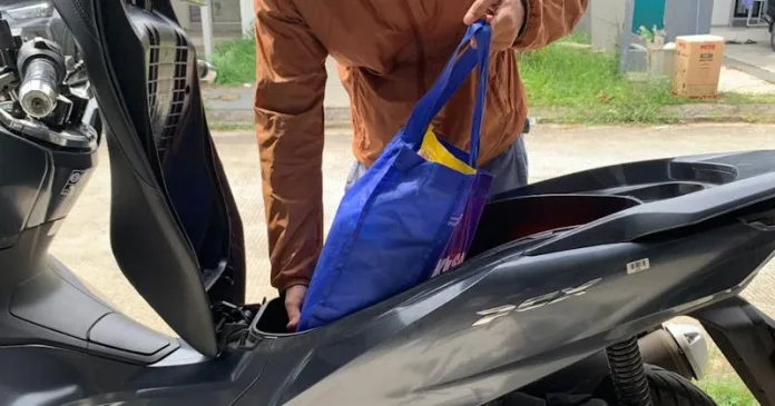 Aktivitas Kembali Padat, Ini 5 Tips Aman Membawa Barang dengan Sepeda Motor