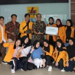 Peduli Lingkungan, PLN UP3 Kendari Beri Bantuan Dana untuk Pembuatan Paving Blok dari Sampah Plastik Peduli Lingkungan, PLN UP3 Kendari Beri Bantuan Dana untuk Pembuatan Paving Blok dari Sampah Plastik