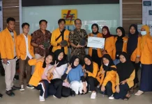 Peduli Lingkungan, PLN UP3 Kendari Beri Bantuan Dana untuk Pembuatan Paving Blok dari Sampah Plastik Peduli Lingkungan, PLN UP3 Kendari Beri Bantuan Dana untuk Pembuatan Paving Blok dari Sampah Plastik