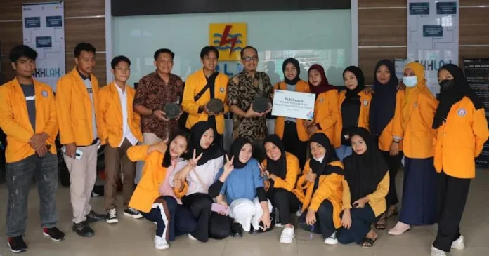 Peduli Lingkungan, PLN UP3 Kendari Beri Bantuan Dana untuk Pembuatan Paving Blok dari Sampah Plastik