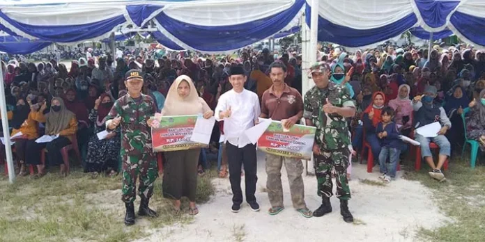 Bupati Haliana Kawal Langsung Penyaluran Bantuan Tunai PKL, Warung, dan Nelayan di Wakatobi