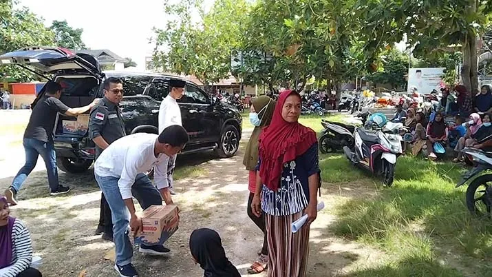 Bupati Haliana Kawal Langsung Penyaluran Bantuan Tunai PKL, Warung, dan Nelayan di Wakatobi