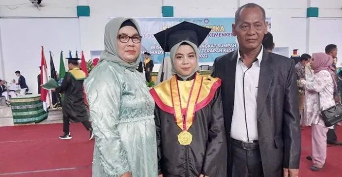 Pedagang Ikan Keliling Jadi Lulusan Terbaik di Poltekkes Kemenkes Kendari