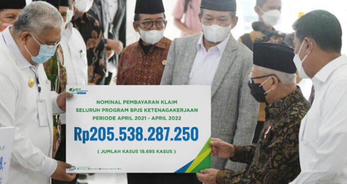 Wapres Serahkan Santunan BPJamsostek Senilai Rp1,26 Miliar pada Ahli Waris Pekerja di Kendari