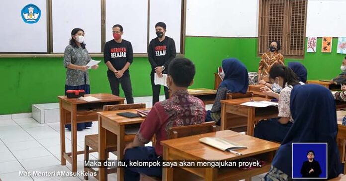 Intip Keseruan Menteri Nadiem dan Desta yang Masuk Kelas Jadi Guru Tamu