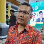 Pemkot Kendari Tindak Lanjuti Pembebasan Lahan untuk Kawasan Industri di Abeli Pemkot Kendari Tindak Lanjuti Pembebasan Lahan untuk Kawasan Industri di Abeli ZONASULTRA.ID, KENDARI - Pemerintah Kota (Pemkot) Kendari membahas lebih lanjut persiapan pembebasan lahan untuk kepentingan pembangunan kawasan industri Kendari. Pembahasan tersebut dilaksanakan dalam rapat yang dipimpin Wali Kota Kendari Sulkarnain Kadir, di Rumah Jabatan Wali Kota Kendari, Kamis (19/5/2022). Pemkot Kendari saat ini tengah menggenjot hilirisasi pengembangan kawasan industri, tepatnya di Kecamatan Abeli melalui penandatanganan MoU Signing Framework Agreement antara PT Kendari Kawasan Industri Terpadu (KKIT) dengan China Construction Third Engineering Bureau Group, di salah satu hotel di Kendari pada Kamis, 14 April 2022. Wali Kota Kendari Sulkarnain Kadir mengatakan, proses pembebasan lahan ini sudah berjalan sejak MoU tersebut diteken. Hanya saja, kata dia, untuk memastikan hak-hak masyarakat sekitar terpenuhi dan tidak menyisakan permasalahan hukum di kemudian hari, Pemkot Kendari mengadakan rapat lebih lanjut dan membetuk tim gabungan antara pemkot, Badan Pertanahan Nasional (BPN) Kota Kendari, serta pihak pengelola kawasan industri. "Makanya kita bentuk tim gabungan, supaya sebisa mungkin menuntaskan hal-hal yang bisa menimbulkan masalah di kemudian hari," ucap Sulkarnain ditemui usai menggelar rapat. Ketua IKA FEB tersebut menyebut, luas lahan yang direncakan bakal digunakan untuk kawasan industri di Kecamatan Abeli ini seluas 2.500 hektare. Sementara untuk tahap awal, pembebasan lahan dilakukan kurang lebih 400 hektare. Ia berharap kawasan industri tersebut bisa tumbuh dan menjadi pilar utama perekonomian di Kota Kendari. (b) Hal: Kendari Kontributor: Bima Lotunani Editor: Jumriati