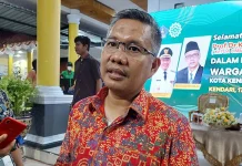 Pemkot Kendari Tindak Lanjuti Pembebasan Lahan untuk Kawasan Industri di Abeli Pemkot Kendari Tindak Lanjuti Pembebasan Lahan untuk Kawasan Industri di Abeli ZONASULTRA.ID, KENDARI - Pemerintah Kota (Pemkot) Kendari membahas lebih lanjut persiapan pembebasan lahan untuk kepentingan pembangunan kawasan industri Kendari. Pembahasan tersebut dilaksanakan dalam rapat yang dipimpin Wali Kota Kendari Sulkarnain Kadir, di Rumah Jabatan Wali Kota Kendari, Kamis (19/5/2022). Pemkot Kendari saat ini tengah menggenjot hilirisasi pengembangan kawasan industri, tepatnya di Kecamatan Abeli melalui penandatanganan MoU Signing Framework Agreement antara PT Kendari Kawasan Industri Terpadu (KKIT) dengan China Construction Third Engineering Bureau Group, di salah satu hotel di Kendari pada Kamis, 14 April 2022. Wali Kota Kendari Sulkarnain Kadir mengatakan, proses pembebasan lahan ini sudah berjalan sejak MoU tersebut diteken. Hanya saja, kata dia, untuk memastikan hak-hak masyarakat sekitar terpenuhi dan tidak menyisakan permasalahan hukum di kemudian hari, Pemkot Kendari mengadakan rapat lebih lanjut dan membetuk tim gabungan antara pemkot, Badan Pertanahan Nasional (BPN) Kota Kendari, serta pihak pengelola kawasan industri. "Makanya kita bentuk tim gabungan, supaya sebisa mungkin menuntaskan hal-hal yang bisa menimbulkan masalah di kemudian hari," ucap Sulkarnain ditemui usai menggelar rapat. Ketua IKA FEB tersebut menyebut, luas lahan yang direncakan bakal digunakan untuk kawasan industri di Kecamatan Abeli ini seluas 2.500 hektare. Sementara untuk tahap awal, pembebasan lahan dilakukan kurang lebih 400 hektare. Ia berharap kawasan industri tersebut bisa tumbuh dan menjadi pilar utama perekonomian di Kota Kendari. (b) Hal: Kendari Kontributor: Bima Lotunani Editor: Jumriati