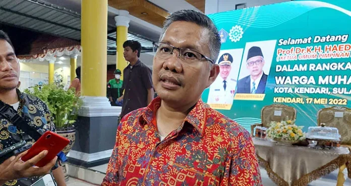 Pemkot Kendari Tindak Lanjuti Pembebasan Lahan untuk Kawasan Industri di Abeli ZONASULTRA.ID, KENDARI - Pemerintah Kota (Pemkot) Kendari membahas lebih lanjut persiapan pembebasan lahan untuk kepentingan pembangunan kawasan industri Kendari. Pembahasan tersebut dilaksanakan dalam rapat yang dipimpin Wali Kota Kendari Sulkarnain Kadir, di Rumah Jabatan Wali Kota Kendari, Kamis (19/5/2022). Pemkot Kendari saat ini tengah menggenjot hilirisasi pengembangan kawasan industri, tepatnya di Kecamatan Abeli melalui penandatanganan MoU Signing Framework Agreement antara PT Kendari Kawasan Industri Terpadu (KKIT) dengan China Construction Third Engineering Bureau Group, di salah satu hotel di Kendari pada Kamis, 14 April 2022. Wali Kota Kendari Sulkarnain Kadir mengatakan, proses pembebasan lahan ini sudah berjalan sejak MoU tersebut diteken. Hanya saja, kata dia, untuk memastikan hak-hak masyarakat sekitar terpenuhi dan tidak menyisakan permasalahan hukum di kemudian hari, Pemkot Kendari mengadakan rapat lebih lanjut dan membetuk tim gabungan antara pemkot, Badan Pertanahan Nasional (BPN) Kota Kendari, serta pihak pengelola kawasan industri. "Makanya kita bentuk tim gabungan, supaya sebisa mungkin menuntaskan hal-hal yang bisa menimbulkan masalah di kemudian hari," ucap Sulkarnain ditemui usai menggelar rapat. Ketua IKA FEB tersebut menyebut, luas lahan yang direncakan bakal digunakan untuk kawasan industri di Kecamatan Abeli ini seluas 2.500 hektare. Sementara untuk tahap awal, pembebasan lahan dilakukan kurang lebih 400 hektare. Ia berharap kawasan industri tersebut bisa tumbuh dan menjadi pilar utama perekonomian di Kota Kendari. (b) Hal: Kendari Kontributor: Bima Lotunani Editor: Jumriati