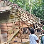 Polisi Renovasi Rumah Warga yang Hampir Roboh di Kendari Polisi Renovasi Rumah Warga yang Hampir Roboh di Kendari