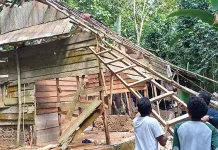 Polisi Renovasi Rumah Warga yang Hampir Roboh di Kendari Polisi Renovasi Rumah Warga yang Hampir Roboh di Kendari