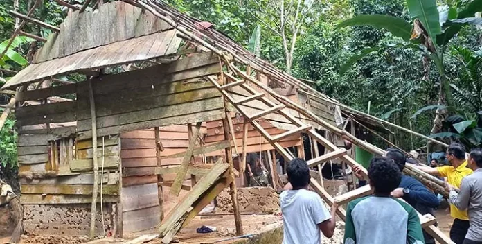 Polisi Renovasi Rumah Warga yang Hampir Roboh di Kendari
