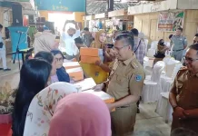 Pemkot Kendari Beri Bantuan 200 Unit Timbangan Digital kepada Pedagang Pasar Tradisional Pemkot Kendari Beri Bantuan 200 Unit Timbangan Digital kepada Pedagang Pasar Tradisional