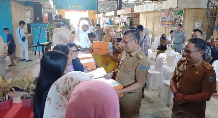 Pemkot Kendari Beri Bantuan 200 Unit Timbangan Digital kepada Pedagang Pasar Tradisional