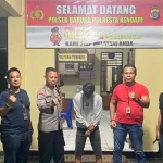 Polisi Kembali Tangkap Satu Pelaku Pengeroyokan di Depan Agung Futsal Kendari Polisi Kembali Tangkap Satu Pelaku Pengeroyokan di Depan Agung Futsal Kendari